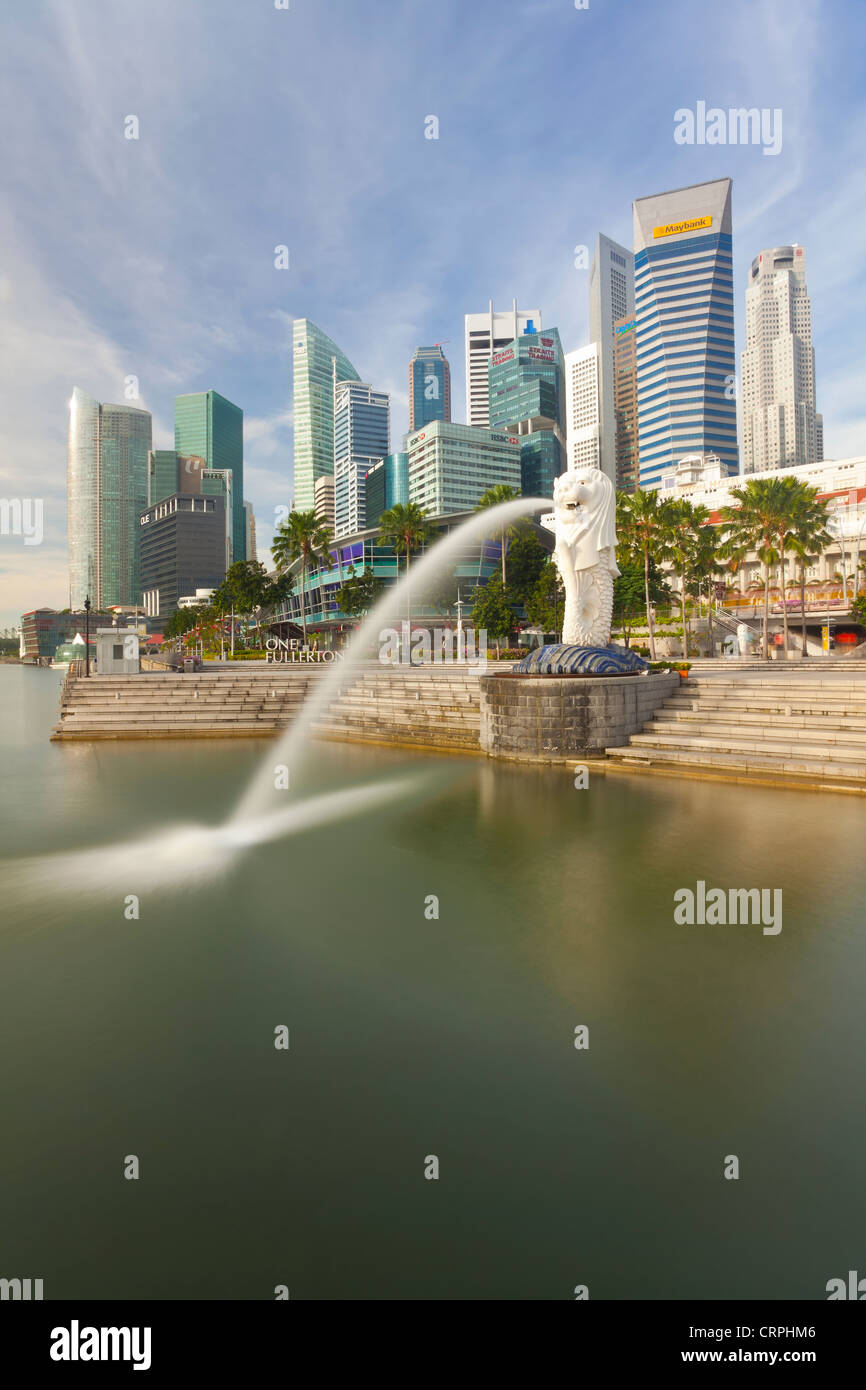 La statue du Merlion avec la Ville en arrière-plan, Marina Bay, à Singapour, en Asie du sud-est Banque D'Images