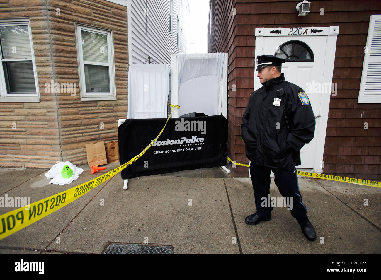 Un policier monte la garde sur les lieux d'un crime, Boston, Massachusetts Banque D'Images
