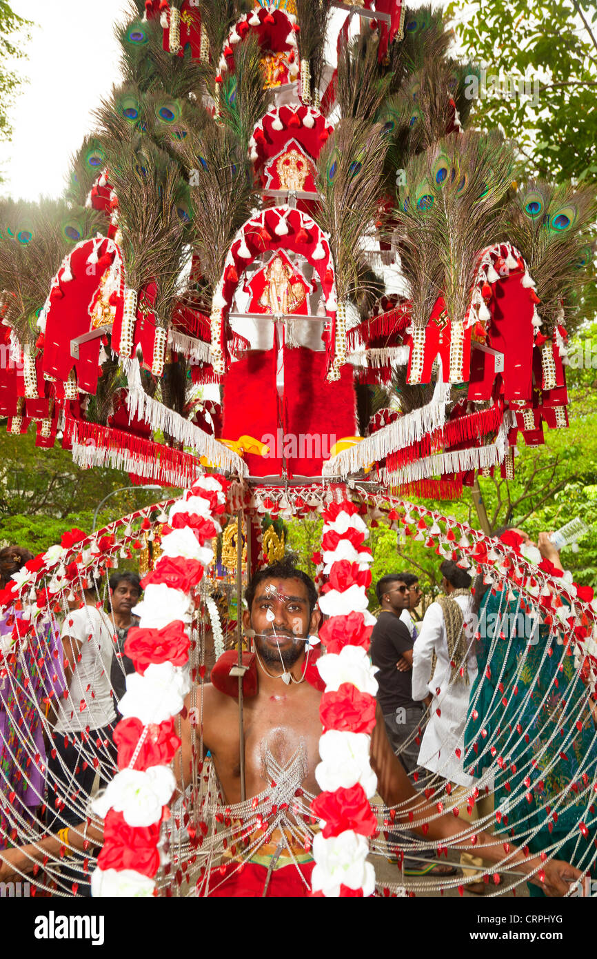 Image d'un dévot hindou exerçant son sanctuaire portable pendant Thaipusam à Singapour, en Asie du sud-est Banque D'Images