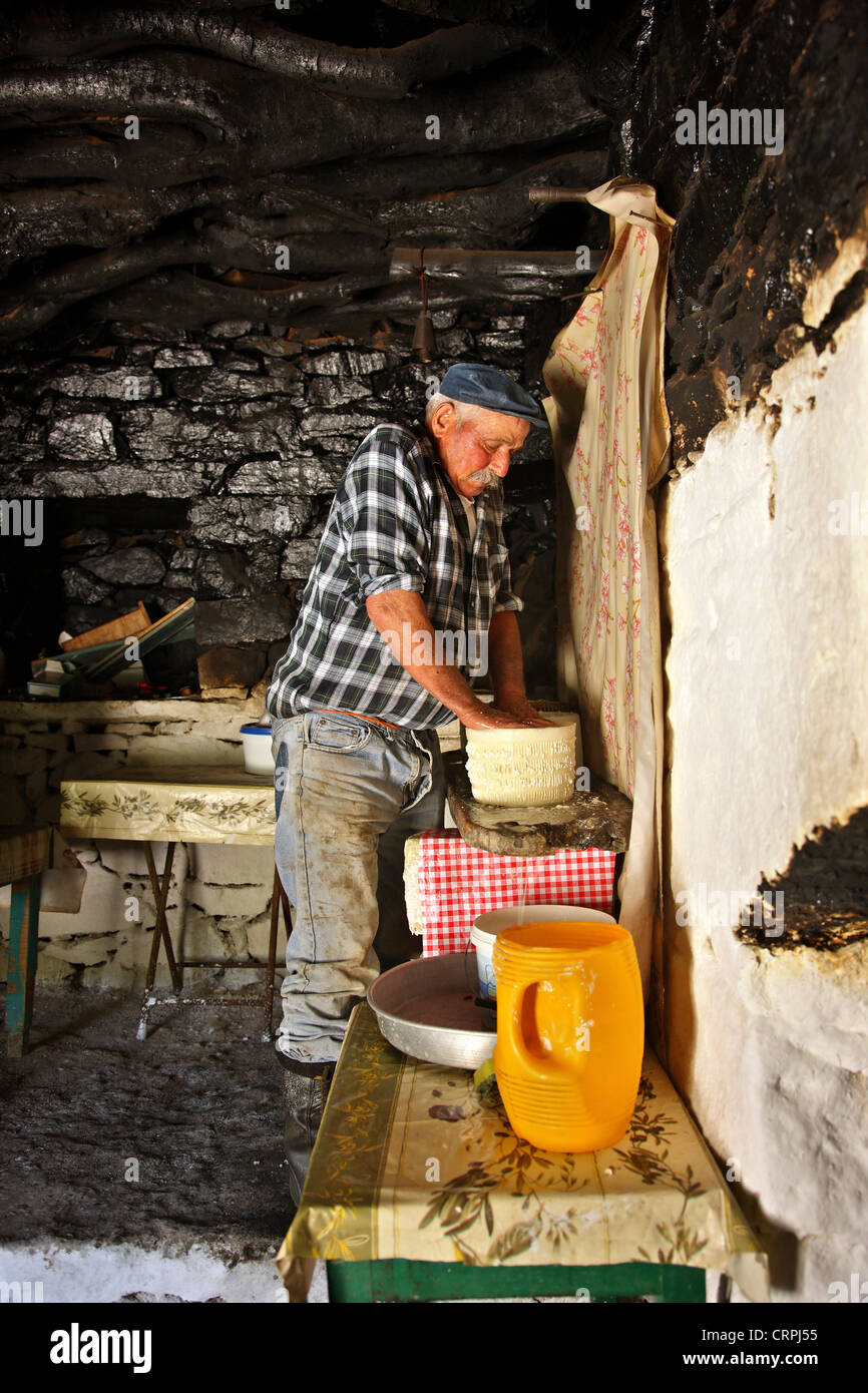 M. Giorgos (Demeneopoulos anoadas "pseudo") fromager traditionnel village de Filoti, Naxos, Cyclades, en Grèce. Banque D'Images