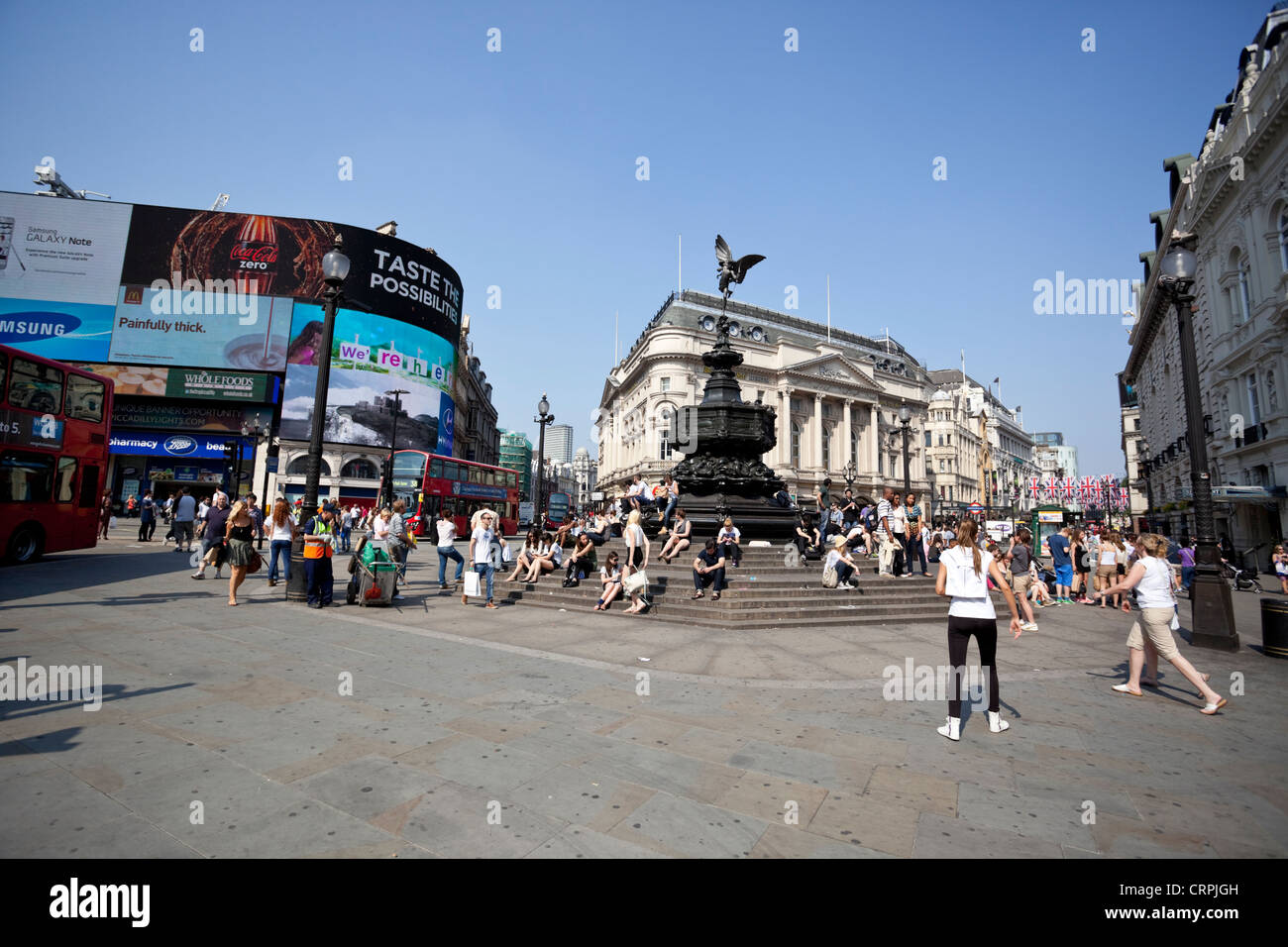 La vie quotidienne de la ville : Piccadilly Circus sur scène un jour d'été, Londres, Angleterre, Royaume-Uni Banque D'Images