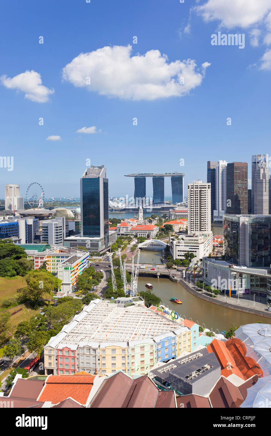 L'Asie du Sud Est, Singapour, augmentation de la vue sur le quartier des divertissements de Clarke Quay, la rivière Singapour et sur les toits de la ville Banque D'Images