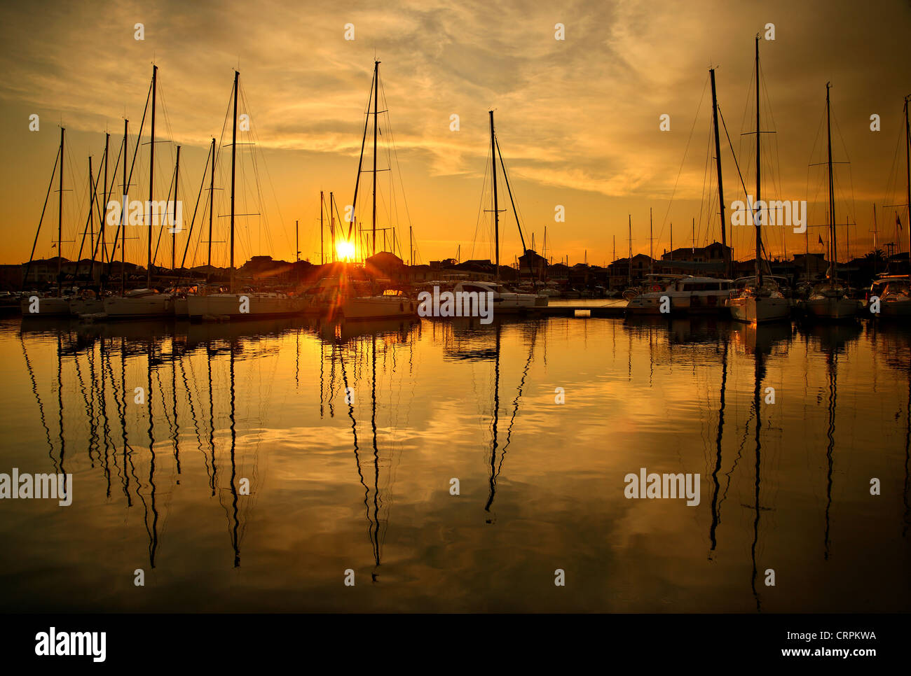 Coucher de soleil à la marina à Leucade (ou 'Athènes'), ville de l'île de Lefkada, Mer Ionienne, Eptanisa (même "îles"), Grèce Banque D'Images