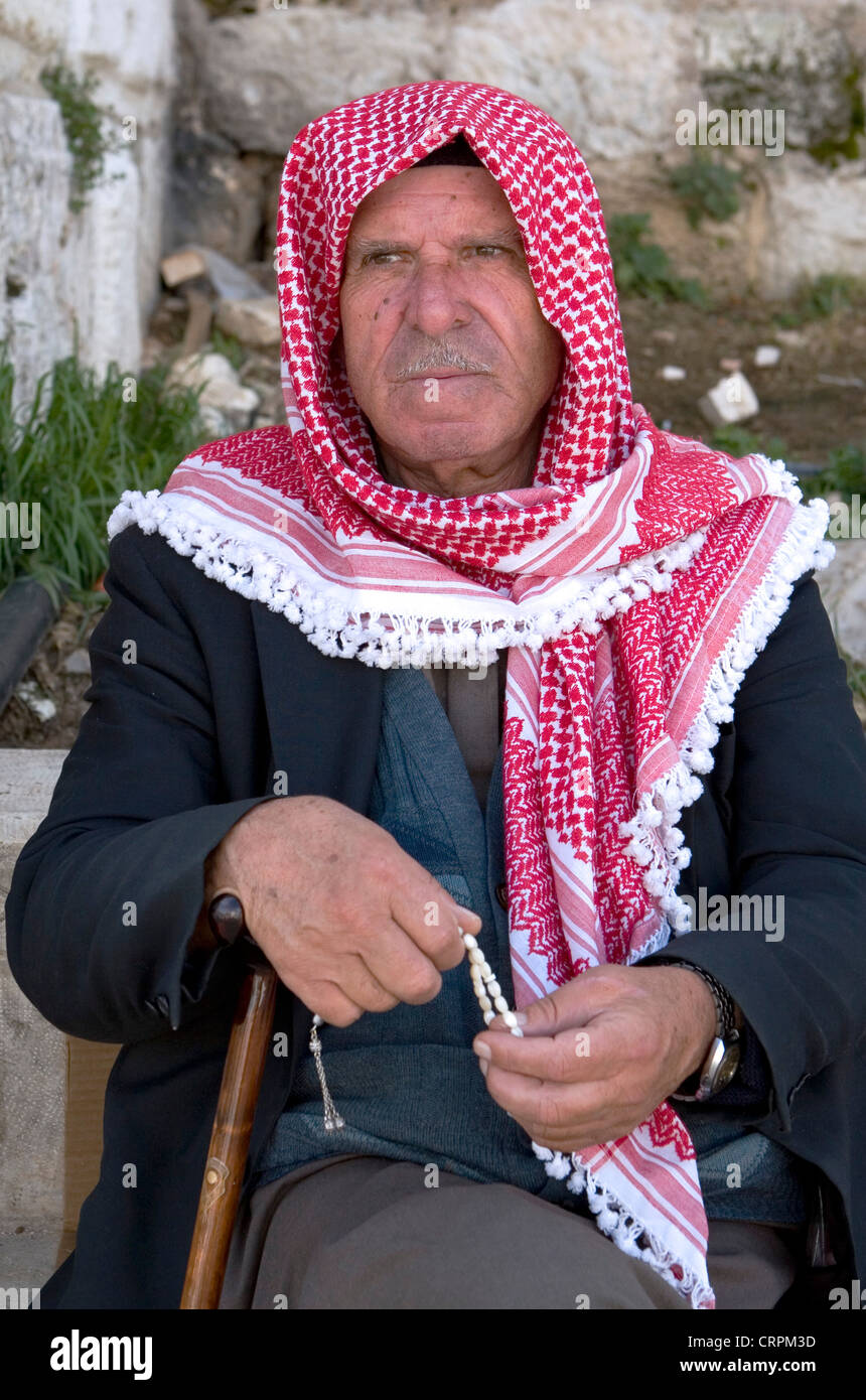 L'homme arabe à l'extérieur de la porte d'Hérode à la vieille ville, à Jérusalem, Israël Banque D'Images