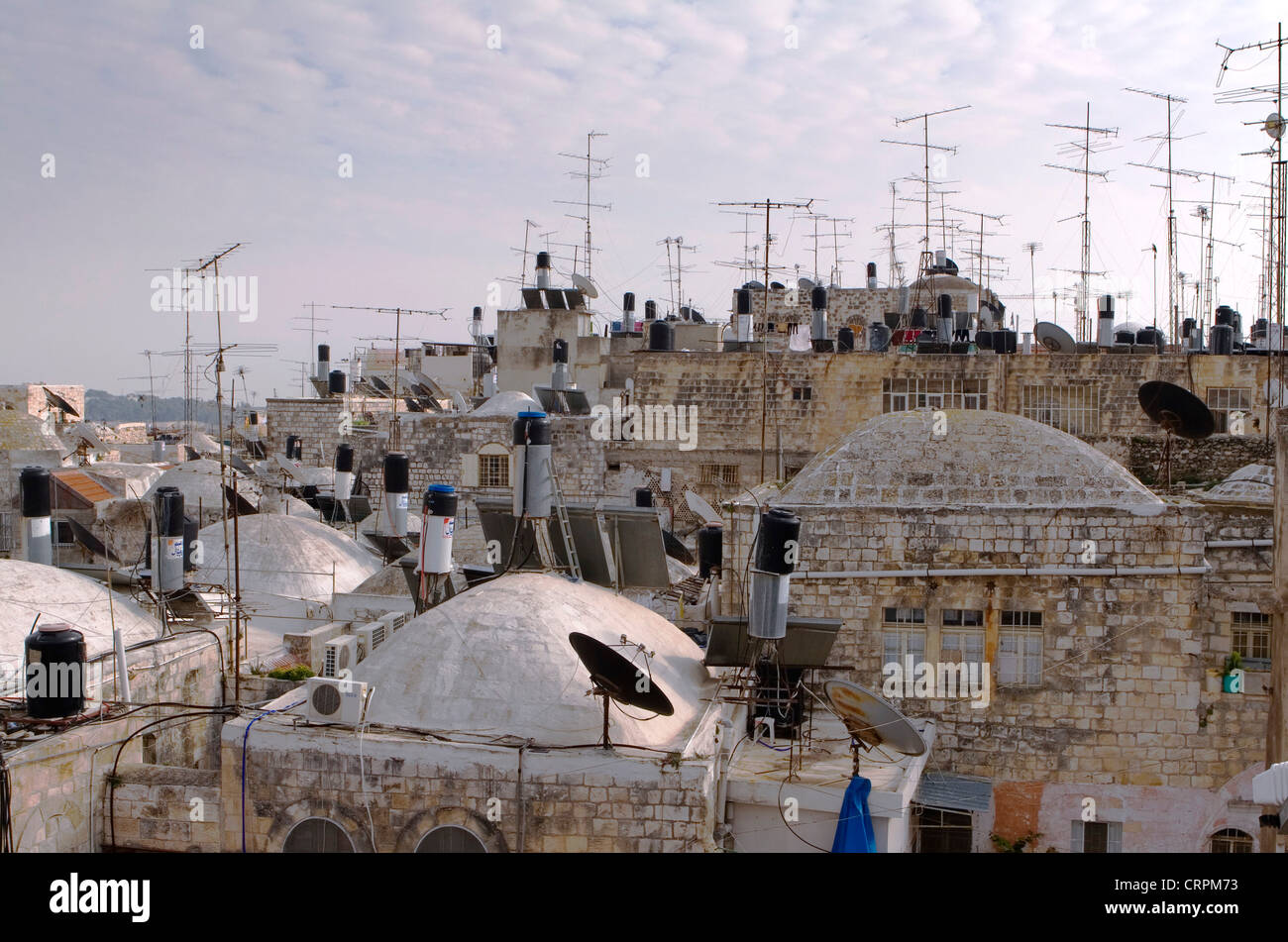 Les toits en dôme, antennes de télévision et de réservoirs d'eau dans l'ancien quartier musulman de la ville, Jérusalem, Israël Banque D'Images