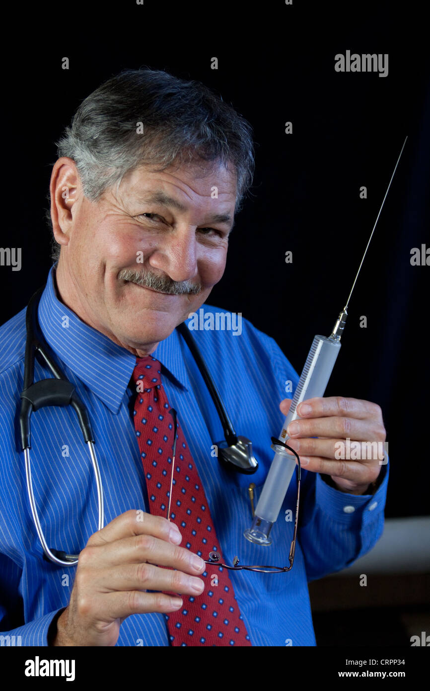 Médecin fou avec aiguille et seringue énorme Photo Stock - Alamy