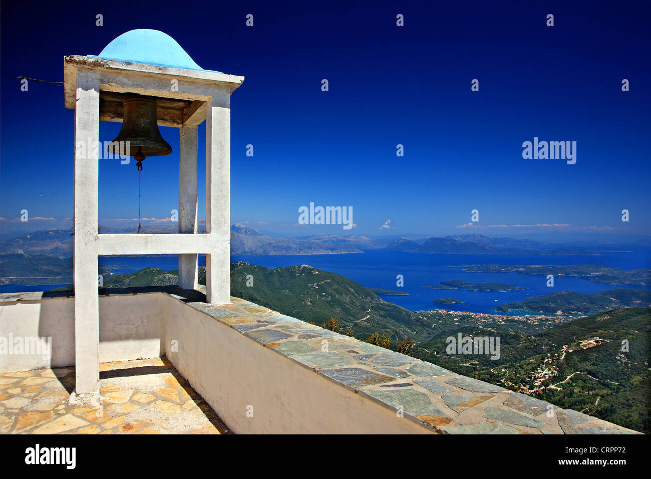 Vue de la chapelle de Profitis Ilias à Nydri et les petites îles de Lefkada (Scorpions, Meganisi etc). Mer Ionienne, en Grèce. Banque D'Images