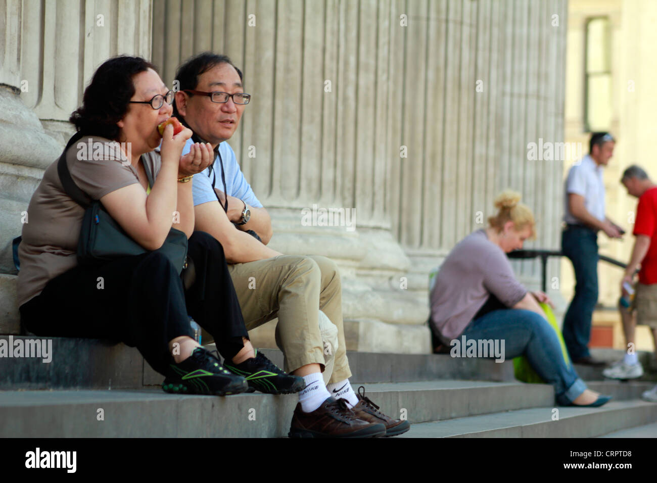 Couple d'Asie de l'Est sur les marches de la cathédrale St Paul, à Londres Banque D'Images