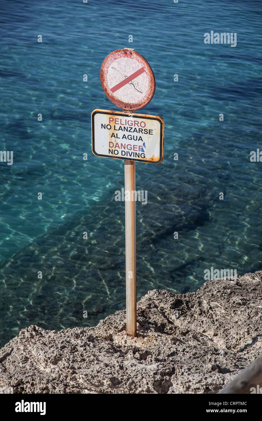 Un 'non' plongée signe sur les roches dans le complexe méditerranéen de Javea, Espagne. Banque D'Images
