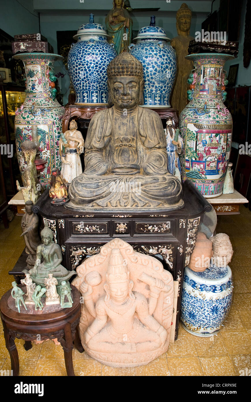 Boutiques d'antiquités dans le cong kieu duong, district 1, Ho Chi Minh City, Vietnam Banque D'Images