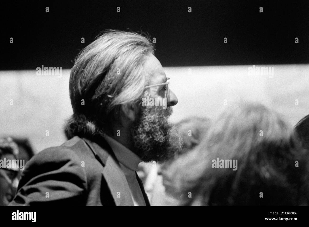 Le professeur Peter Reyner Banham au Cedric : exposition "l'évolution de l'image' à la RIBA's Heinz Gallery London 1975 KATHY DEWITT Banque D'Images Le professeur Peter Reyner Banham au Cedric : exposition "l'évolution de l'image' à la RIBA's Heinz Gallery London 1975 KATHY DEWITT Banque D'Images