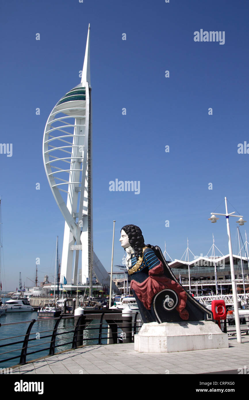 Proue de navire et Tour Spinnaker Portsmouth Hampshire Banque D'Images