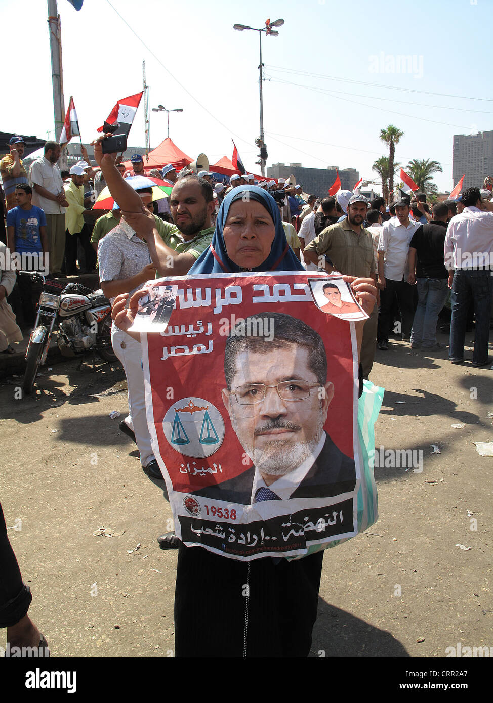 Des milliers de partisans des Frères Musulmans, Mohamed Morsi, célébrer la victoire de l'élection présidentielle sur la place Tahrir au Caire en Égypte. Banque D'Images