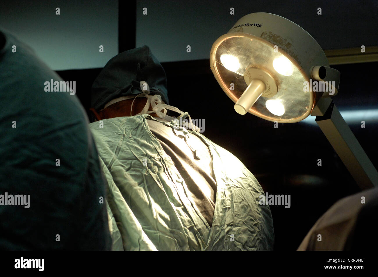 Un chirurgien opérant sur un patient. Banque D'Images