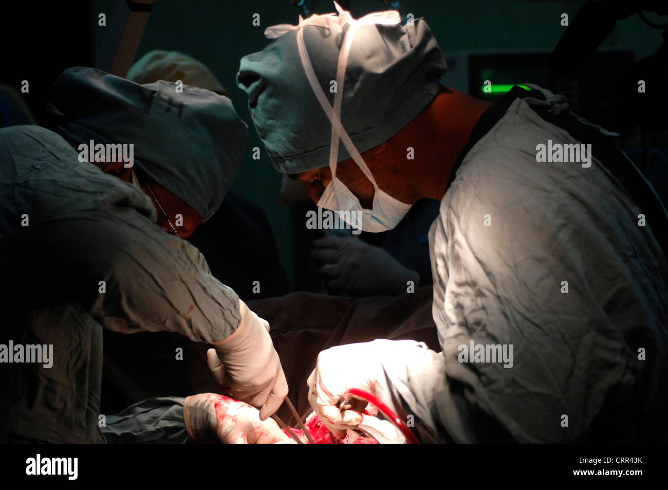 Un chirurgien opérant sur un patient. Banque D'Images