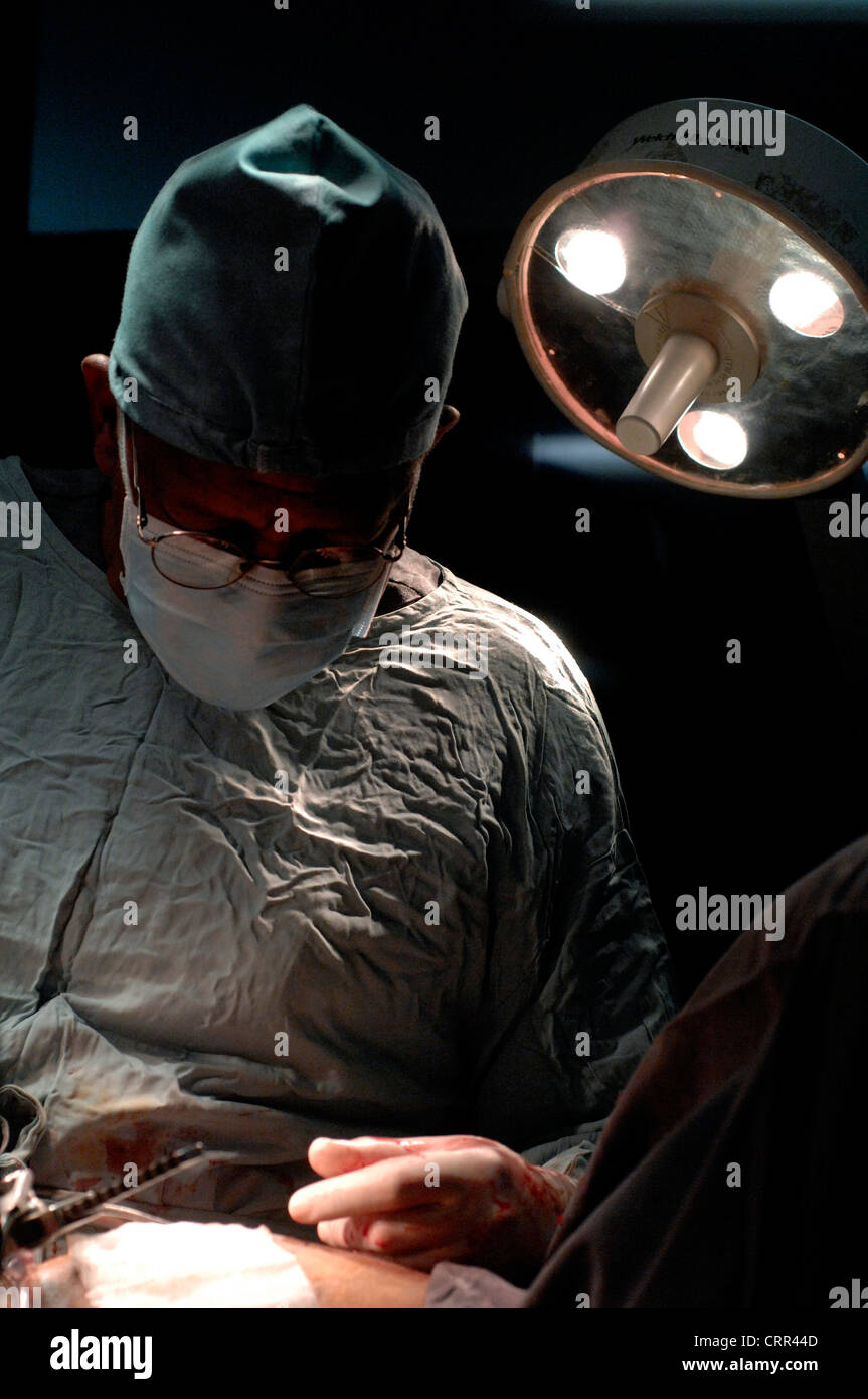 Un chirurgien opérant sur un patient. Banque D'Images