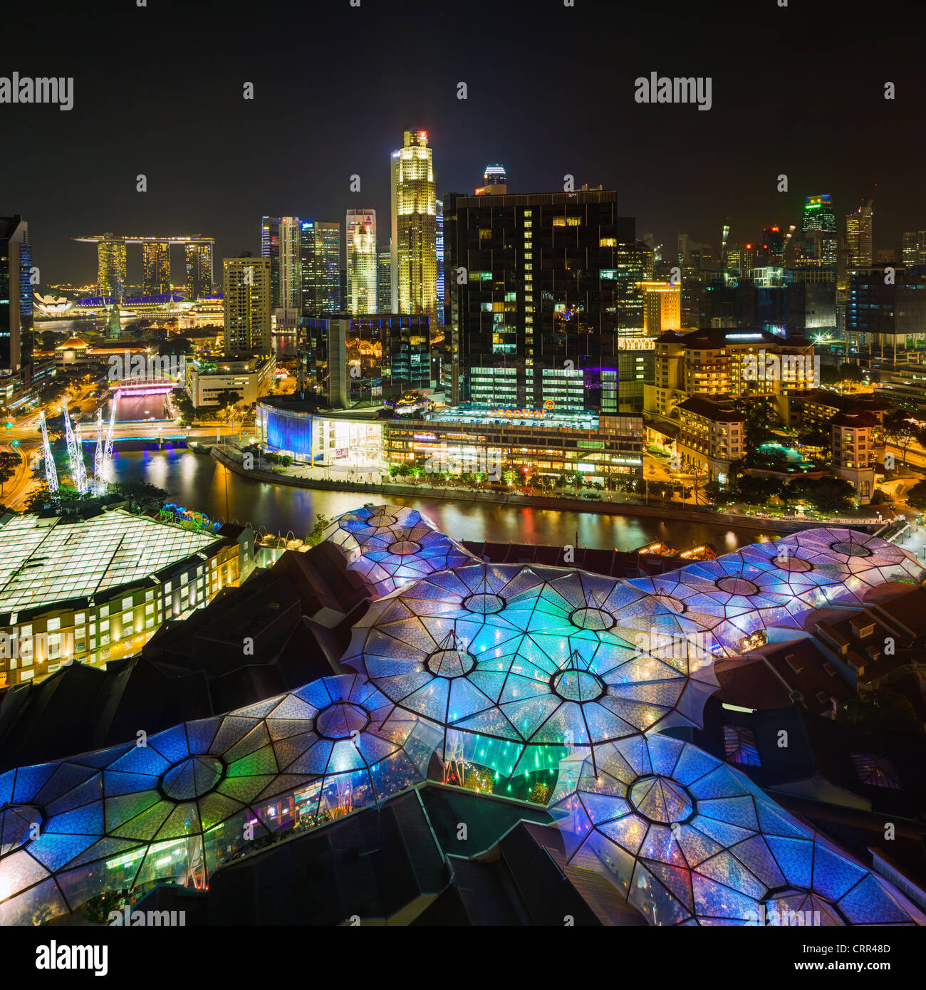 L'Asie du Sud Est, Singapour, augmentation de la vue sur le quartier des divertissements de Clarke Quay, la rivière Singapour et sur les toits de la ville Banque D'Images