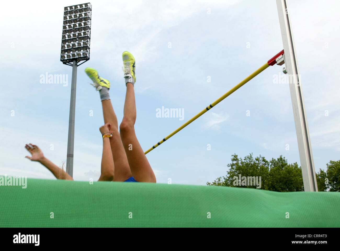 Femme Jeunesse au saut en hauteur aux Jeux Olympiques, watch Banque D'Images