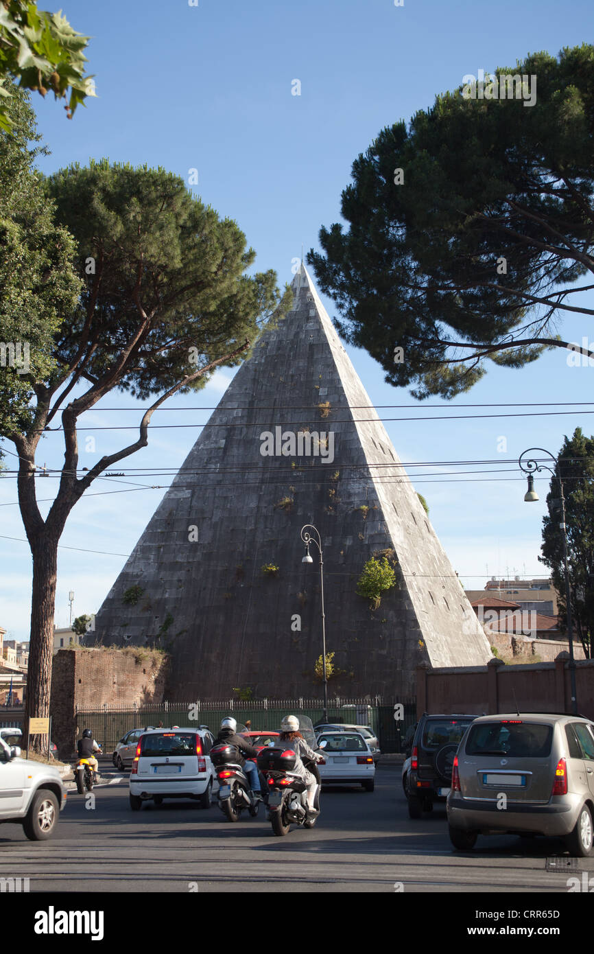 Pyramide de Cestius, Rome, Italie. Banque D'Images