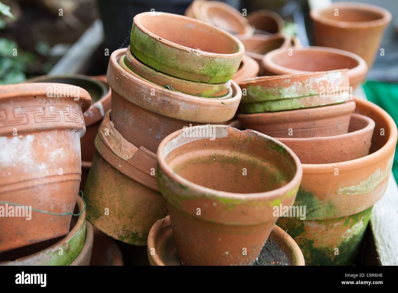 Une grande pile de vieux pots en terre cuite pour le jardinage Banque D'Images