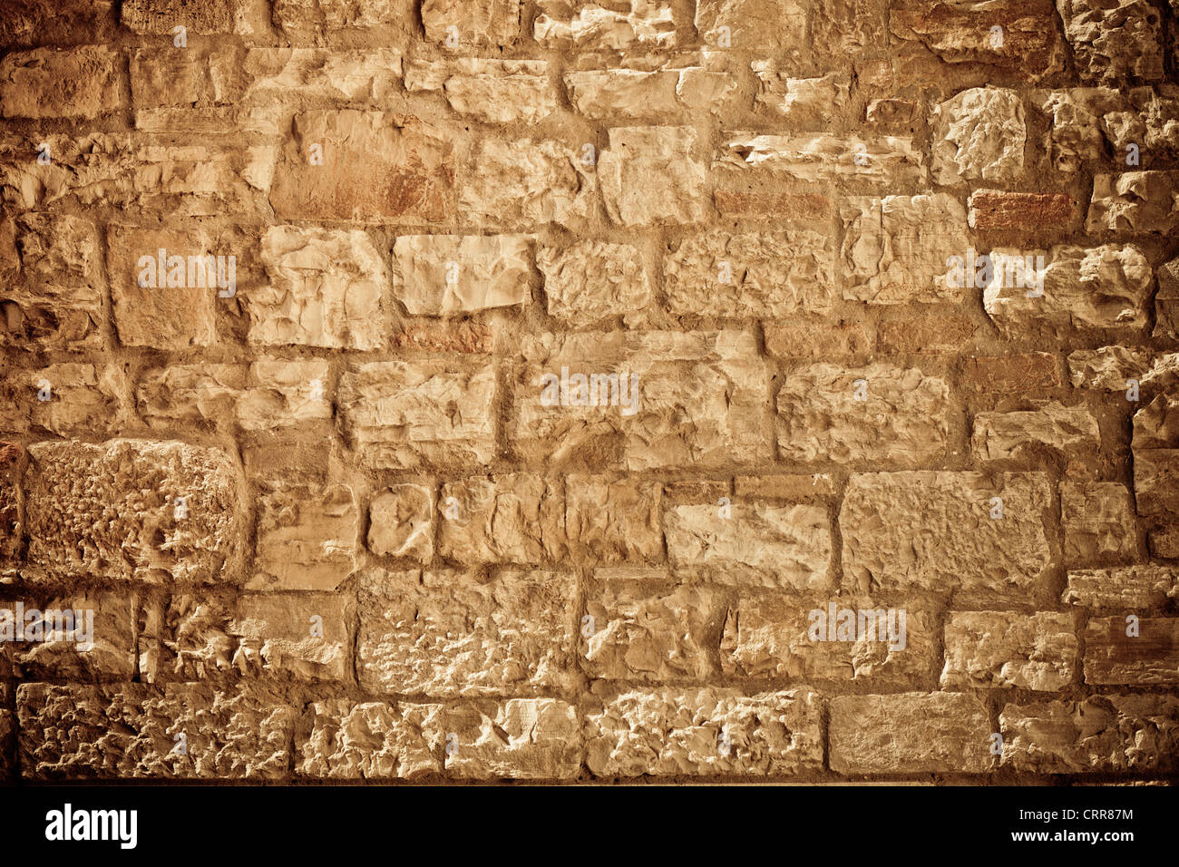 Calcaire à texture rugueuse mur arrière-plan. Tonique et horizontal image vignetted Banque D'Images