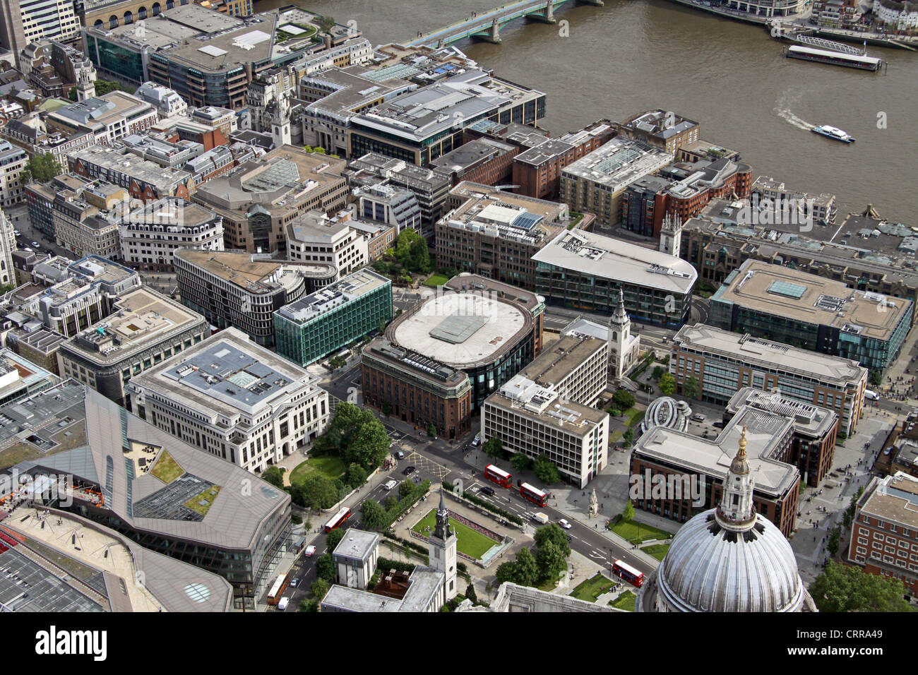 Vue aérienne de la région de London EC4 où Cannon Street et Queen Victoria Street répondre à Southwark Bridge vers Banque D'Images