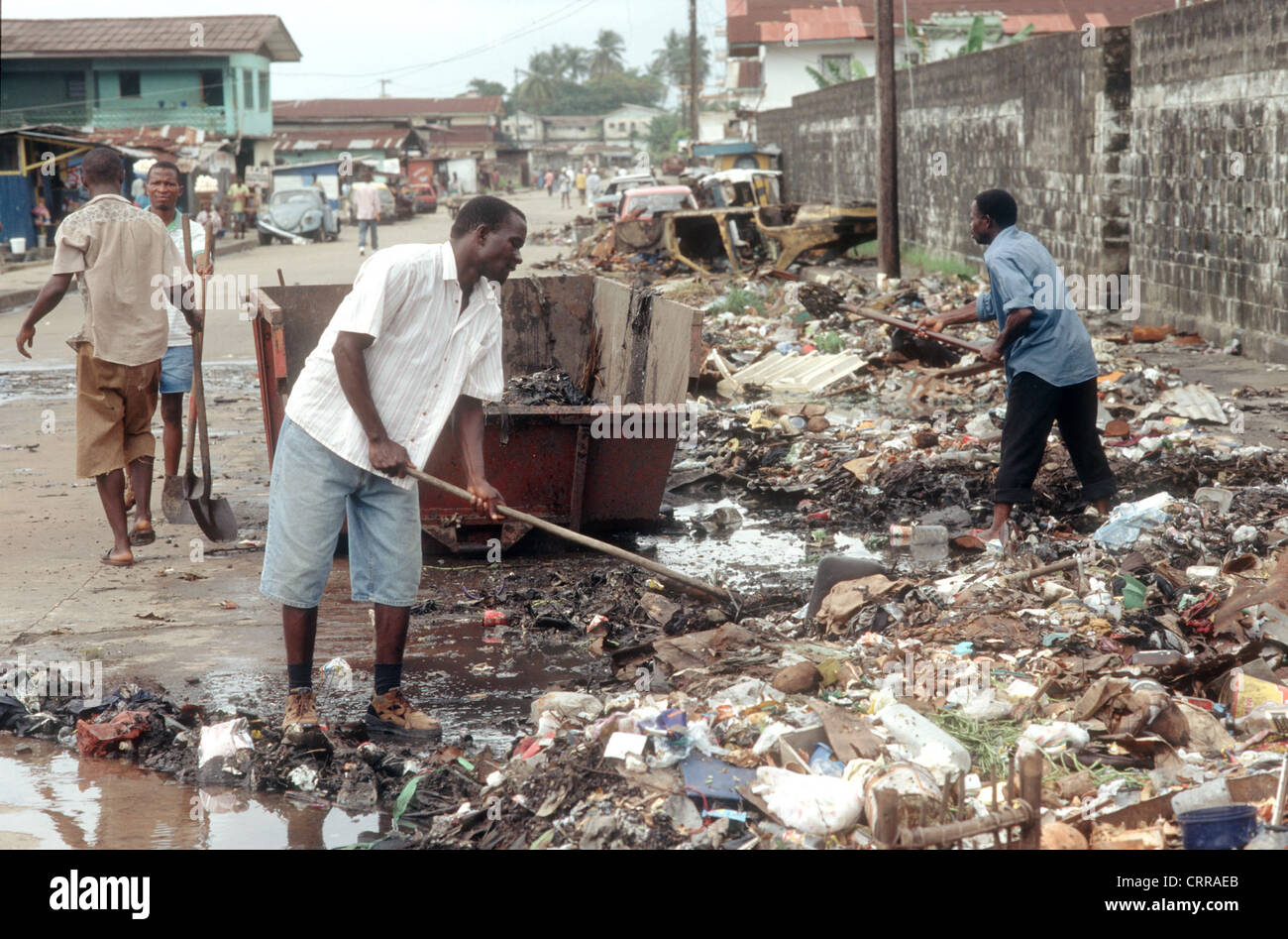 Le Libéria, l'élimination des déchets, dans la ville de Monrovia Banque D'Images Le Libéria, l'élimination des déchets, dans la ville de Monrovia Banque D'Images