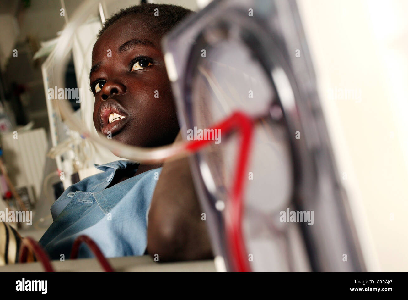 Enfant en dialyse Banque D'Images