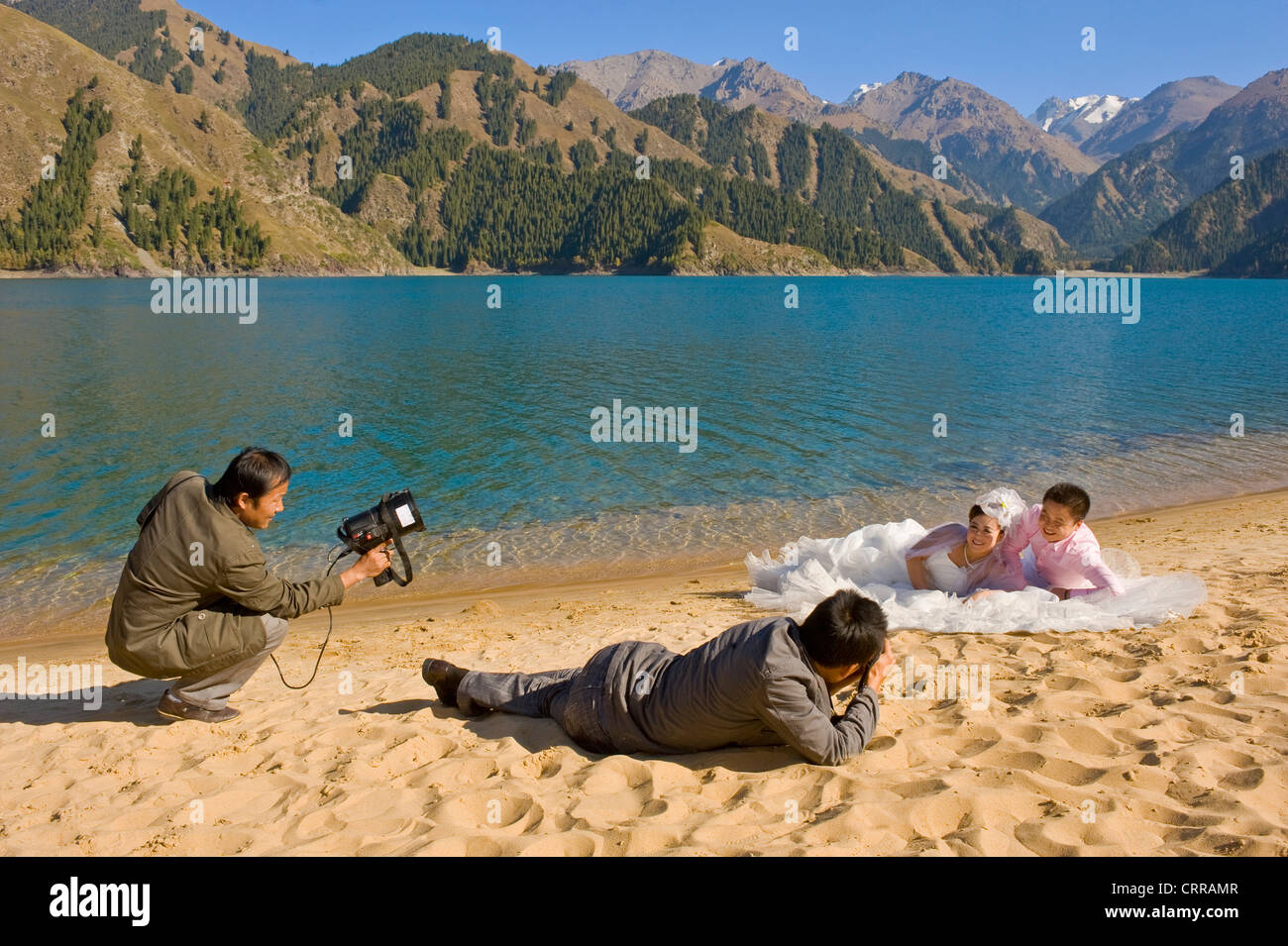 Un couple Chinois posent pour leurs photos de mariage au populaire site alpin de lac céleste. Banque D'Images
