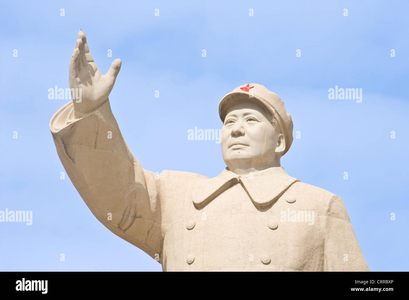 La mtr18 haute statue de l'ancien leader chinois Mao Zedong en face de la place de la ville de Kashgar. Banque D'Images