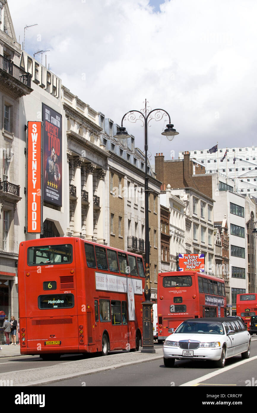 Fameux bus à impériale de Londres voyager dans les rues de Londres Banque D'Images