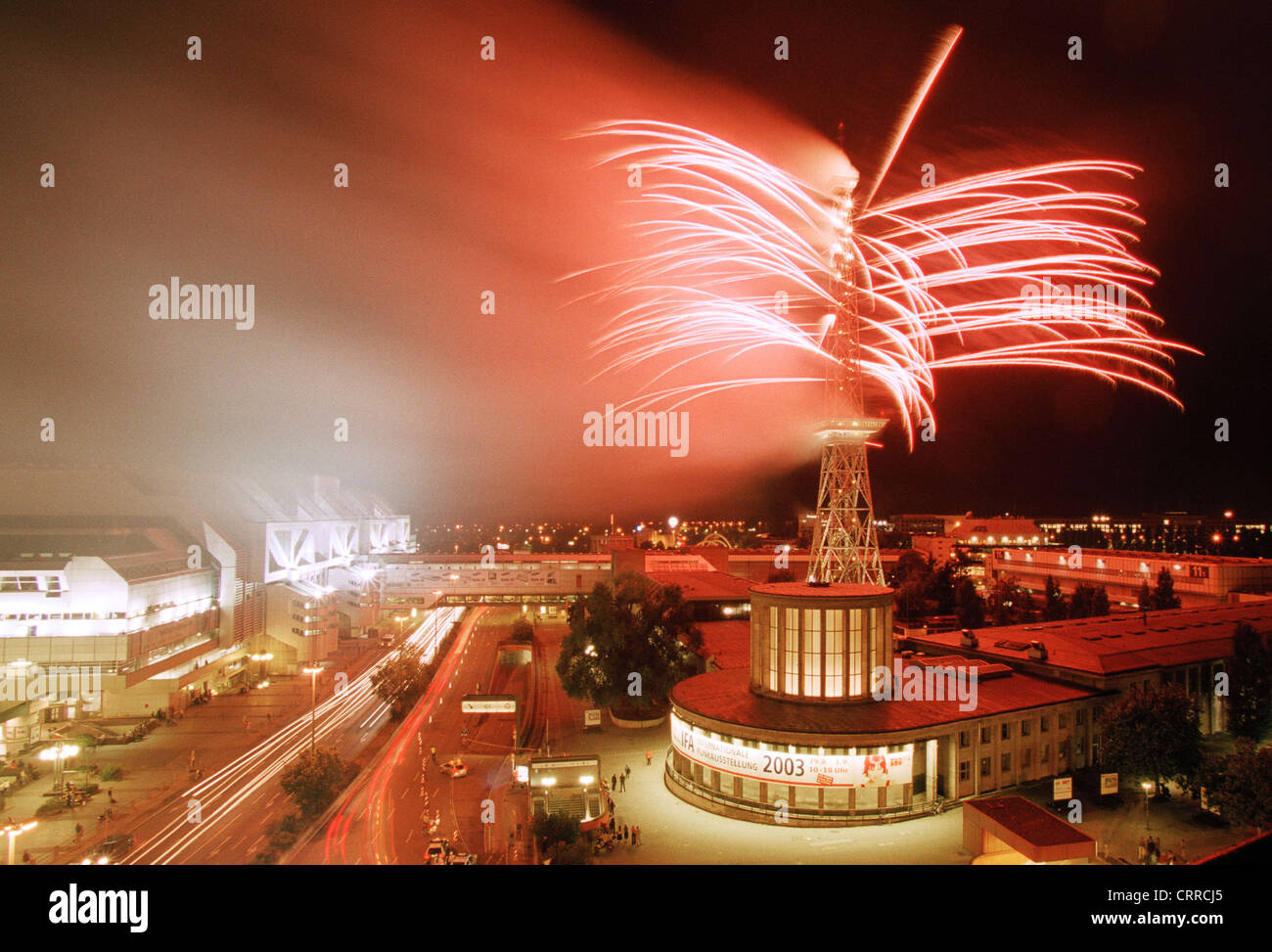 Vue de nuit sur la CPI et la tour radio avec Fireworks Banque D'Images