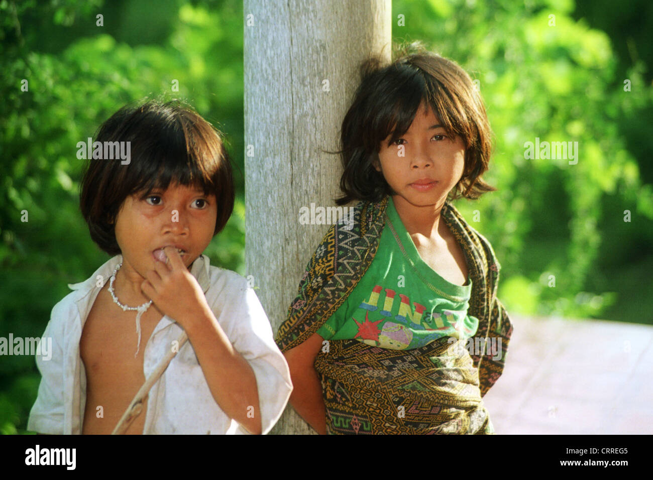 Deux enfants sont en attente à une lanterne à Lombok Banque D'Images