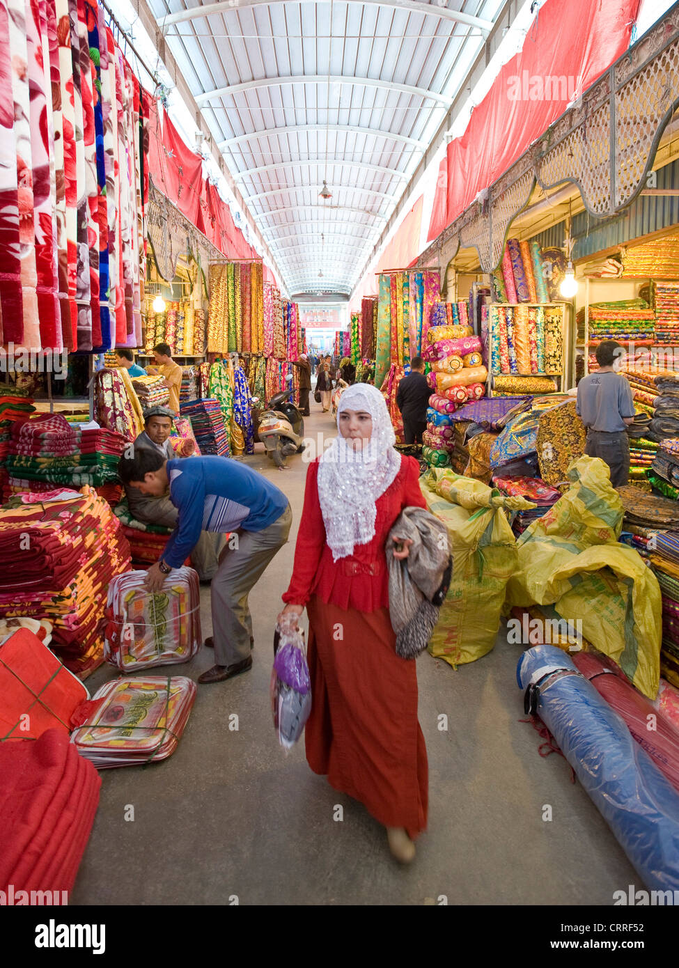 Peuple chinois Ouïghours et les rouleaux de tissu de soie de couleur dans le marché de l'Asie ( Western-Central Bazar) de Kashgar. Banque D'Images