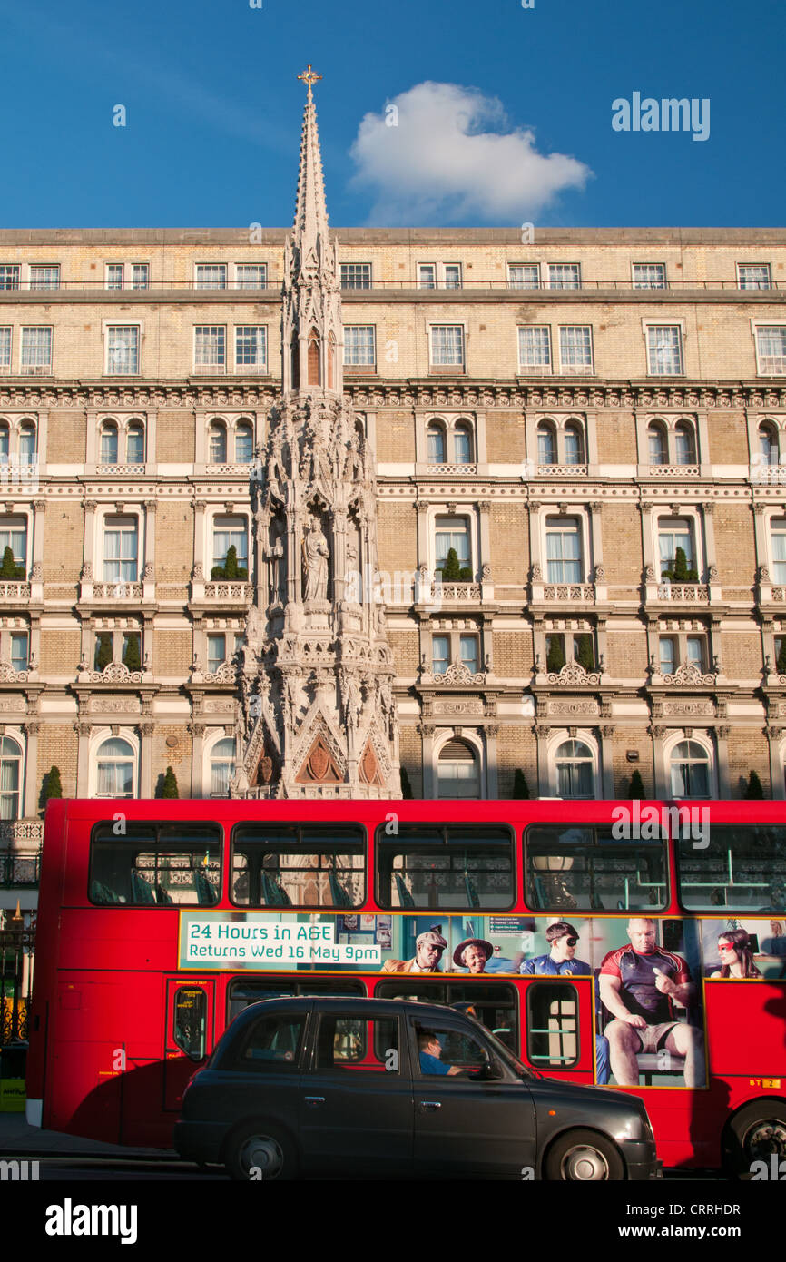 Double-decker rouge et London Bus taxi noir par Eleanor Croix dans la face de l'Hôtel Charing Cross, Londres. Banque D'Images