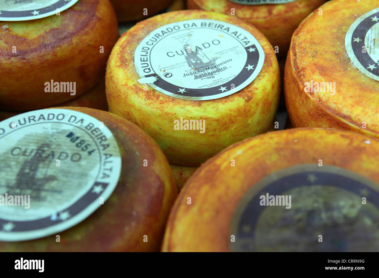 Fromages pour la vente à un marché dans le Parc Naturel de la Serra da Estrela, Portugal. Banque D'Images