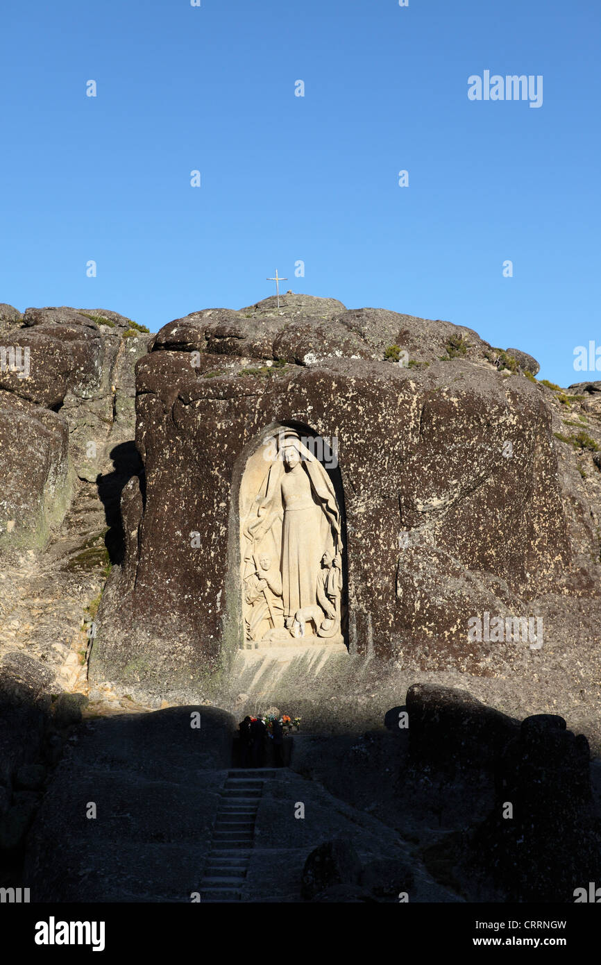 Les gens prient au 'Senhora da Boa Estrela' chapelle extérieure du Portugal dans le Parc Naturel de la Serra da Estrela. Banque D'Images
