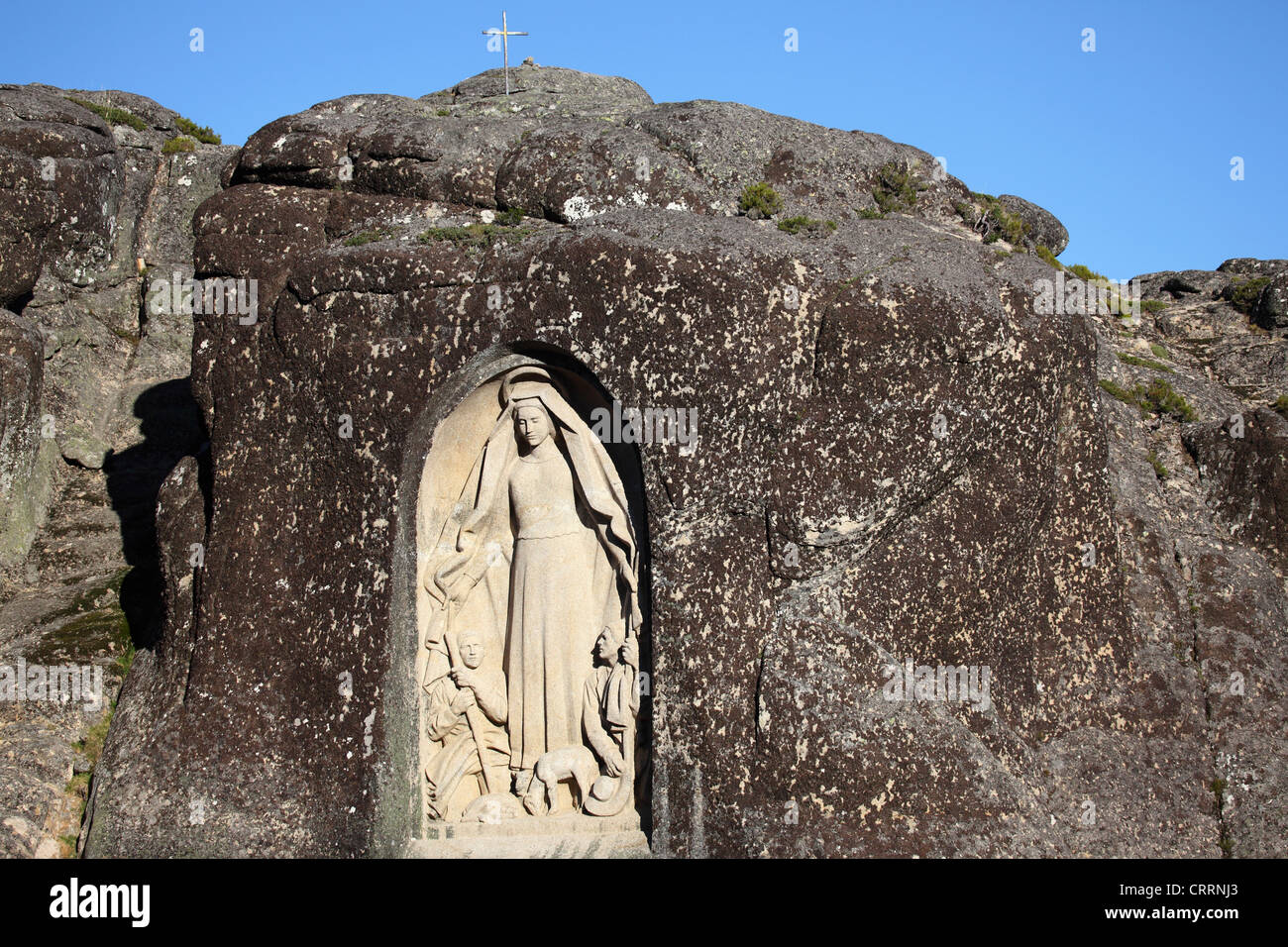 Sculpture en pierre connue comme la dame de la bonne étoile ('Senhora da Boa Estrela') dans le Parc Naturel de la Serra da Estrela, Portugal. Banque D'Images