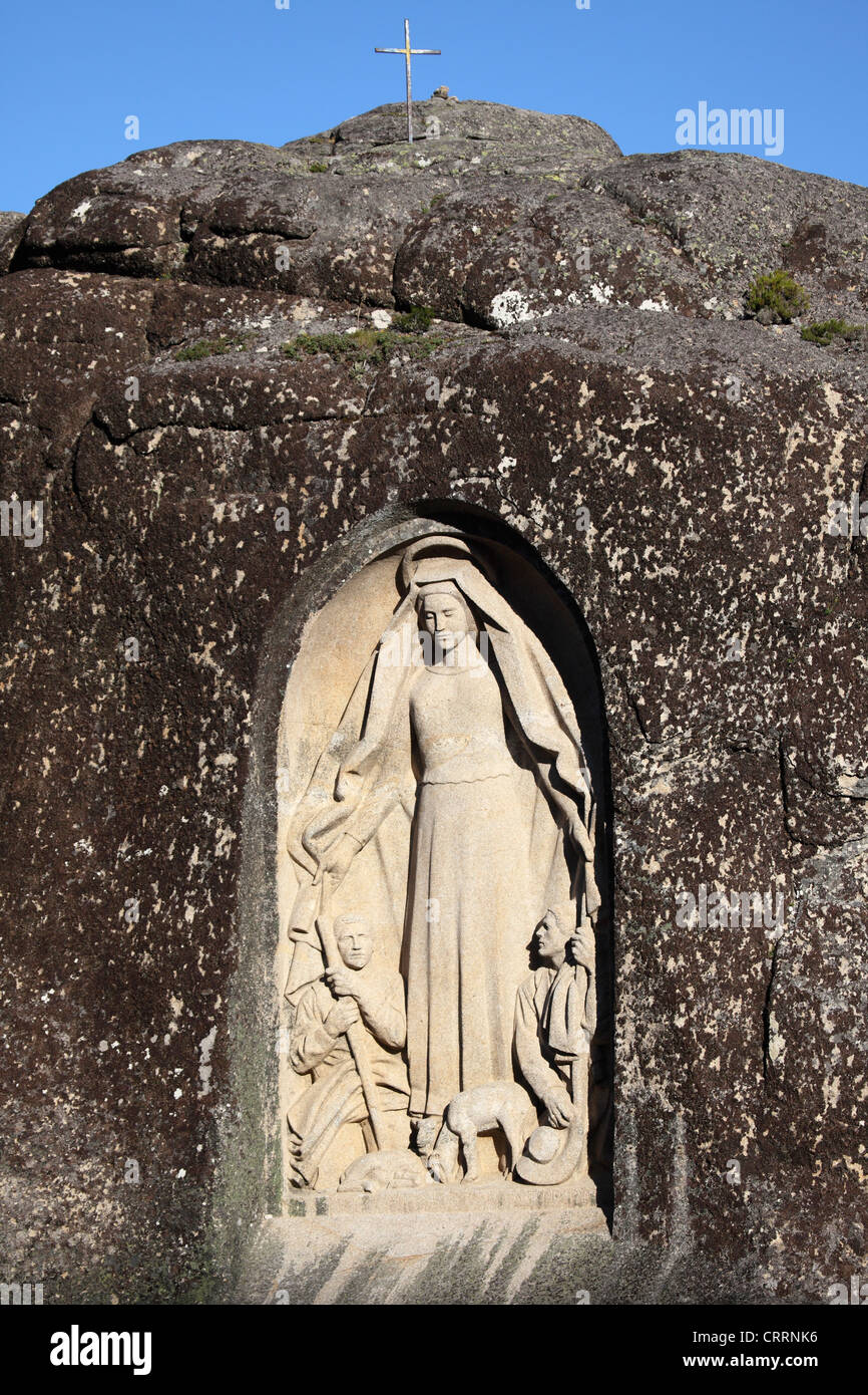 Sculpture en pierre connue comme la dame de la bonne étoile ('Senhora da Boa Estrela') dans le Parc Naturel de la Serra da Estrela, Portugal. Banque D'Images