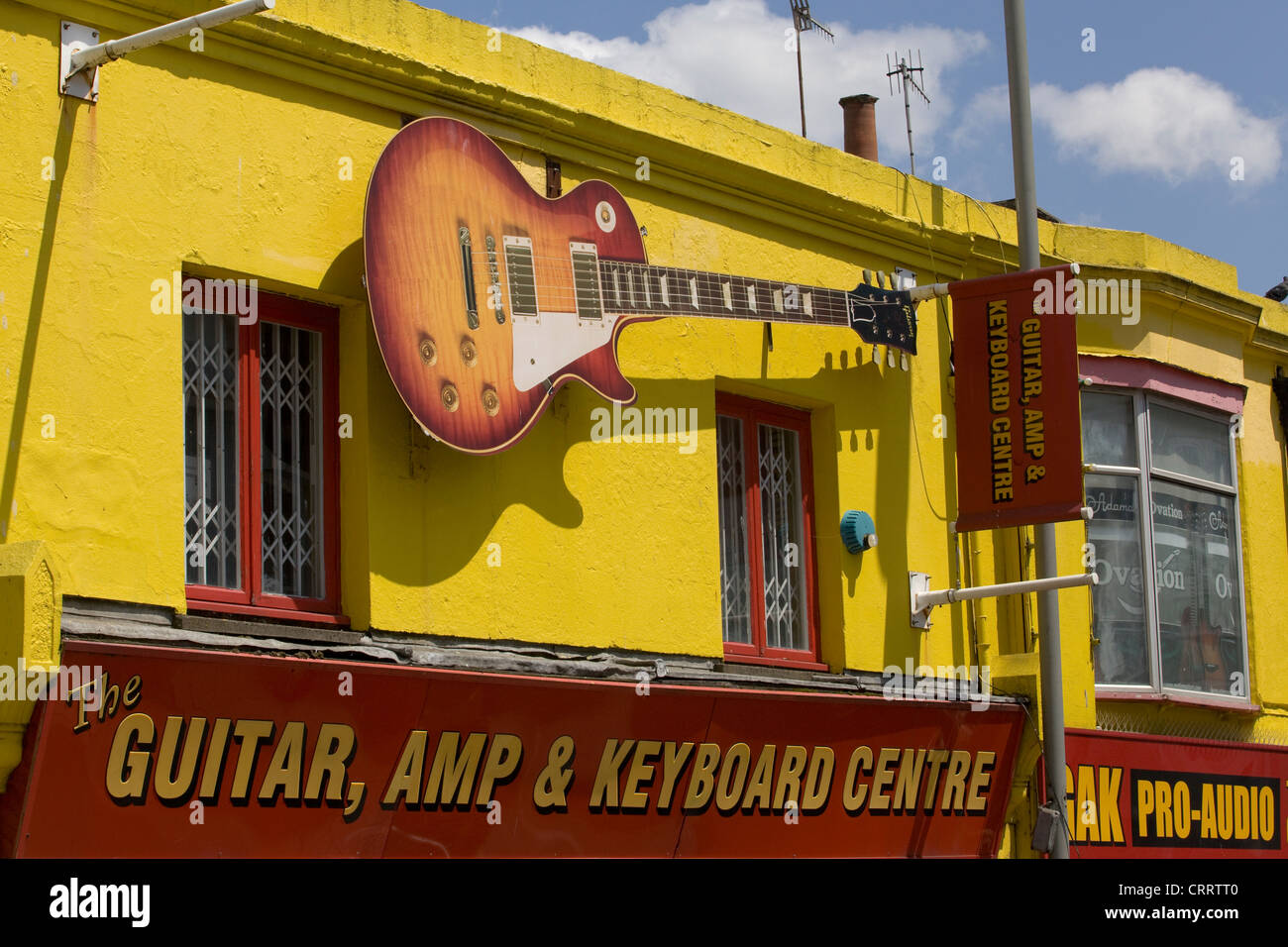 Guitar in boat Banque de photographies et d'images à haute résolution -  Alamy