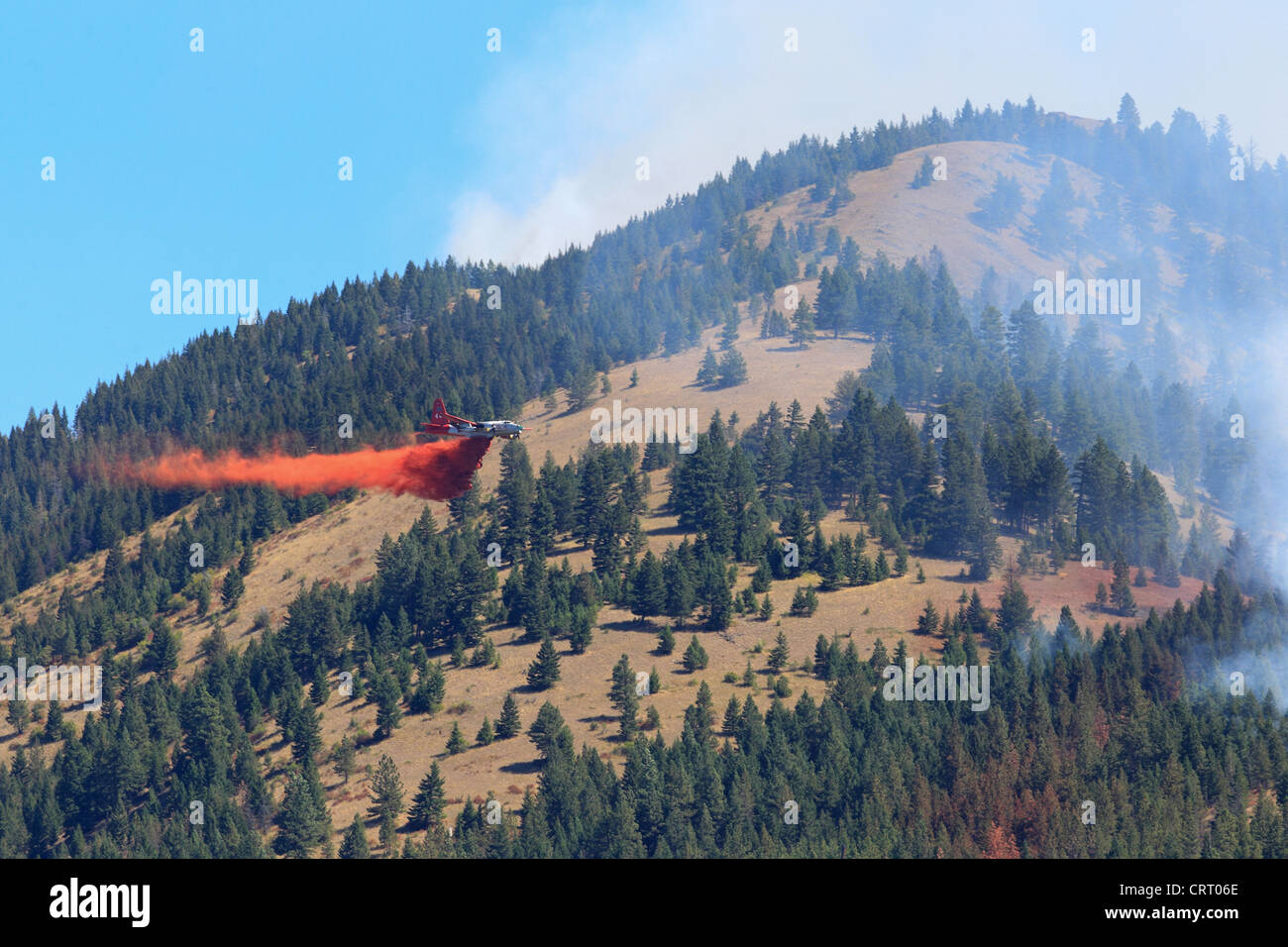 Une chute de l'avion du Service forestier des États-Unis sur l'abat-chimiques d'un incendie de forêt près de Bonner, Montana, USA. Banque D'Images