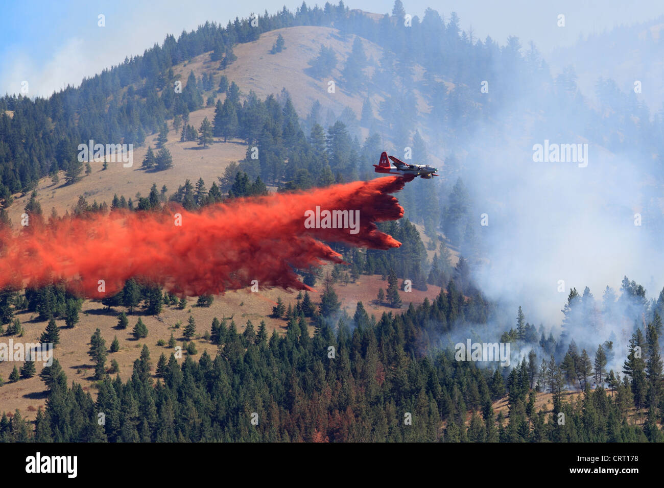 Une chute de l'avion du Service forestier des États-Unis sur l'abat-chimiques d'un incendie de forêt près de Bonner, Montana, USA. Banque D'Images