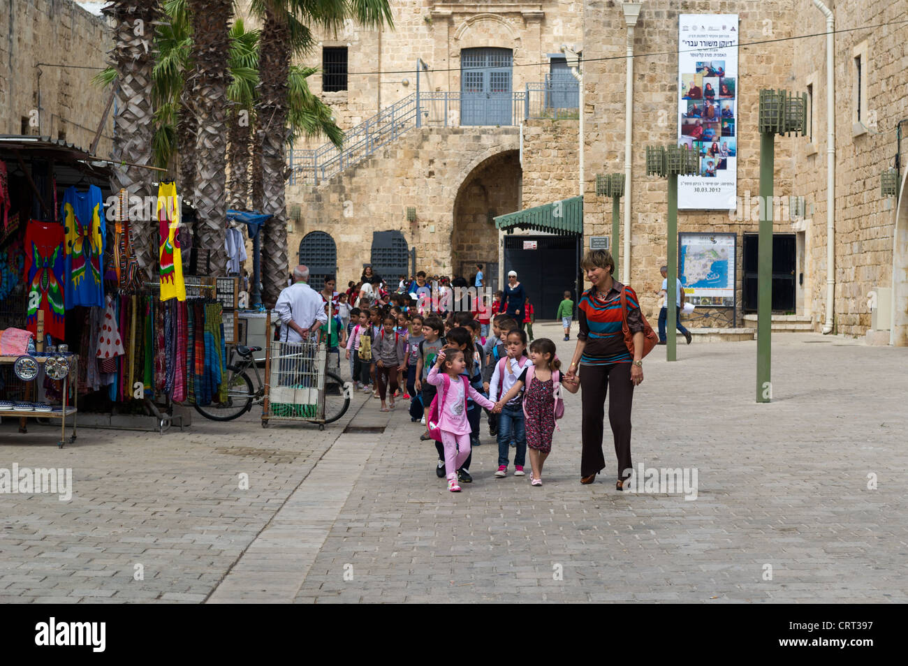 Peu l'arabe pour tenir l'une de l'autre aller à l'école à Akko, Israël Banque D'Images