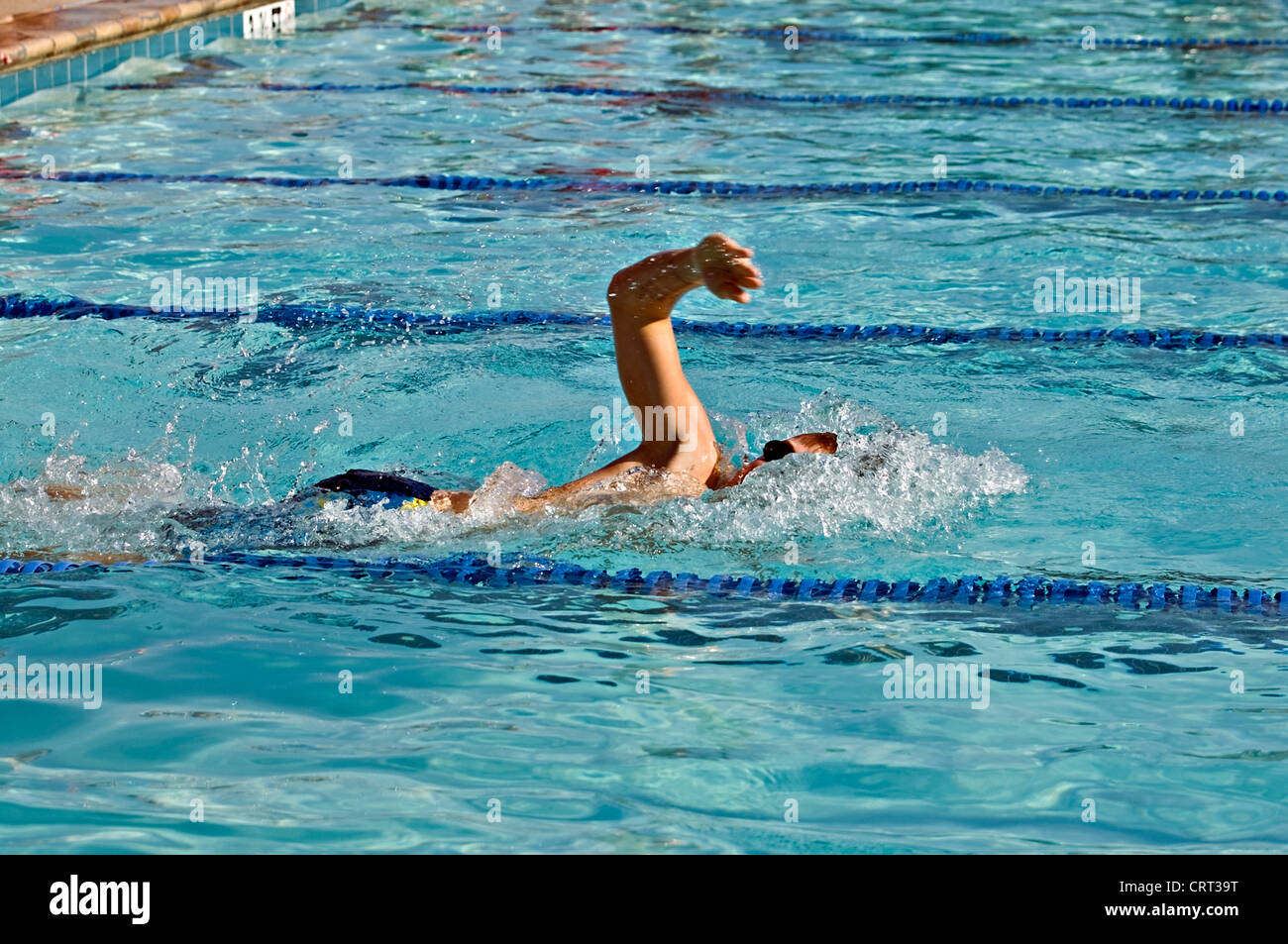 Un garçon natation nage libre durant une compétition swim meet. Banque D'Images