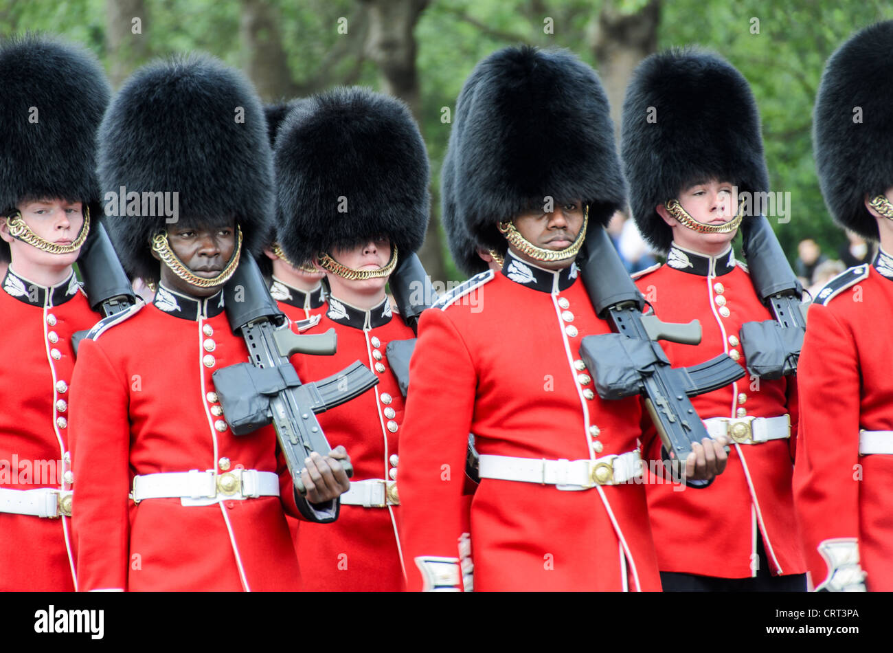 LONDRES, Royaume-Uni — Grenadier Guards participent à un défilé de cérémonie au palais de Buckingham. Ce régiment d'élite de l'armée britannique est connu pour son uniforme et sa précision emblématiques en foreuse, représentant le riche héritage militaire du Royaume-Uni. Banque D'Images