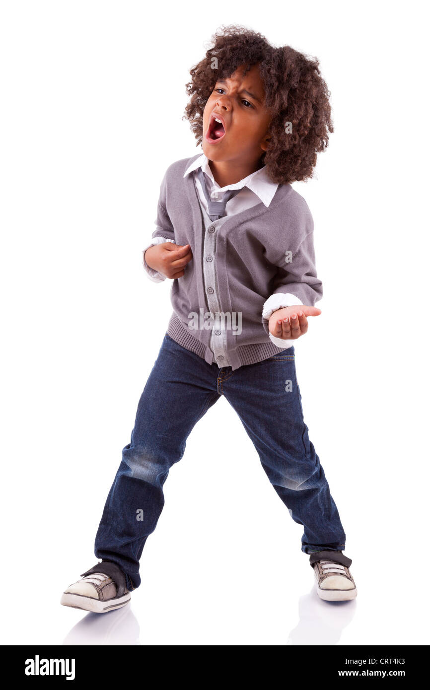 Peu d'african american boy playing air guitar, isolé sur fond blanc Banque D'Images