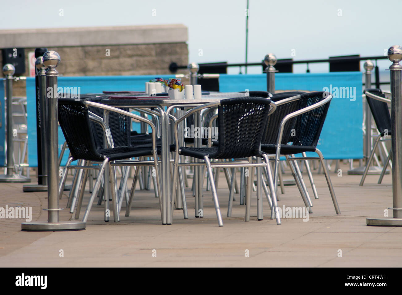 Vue panoramique sur les sièges vacants au café en plein air. Banque D'Images
