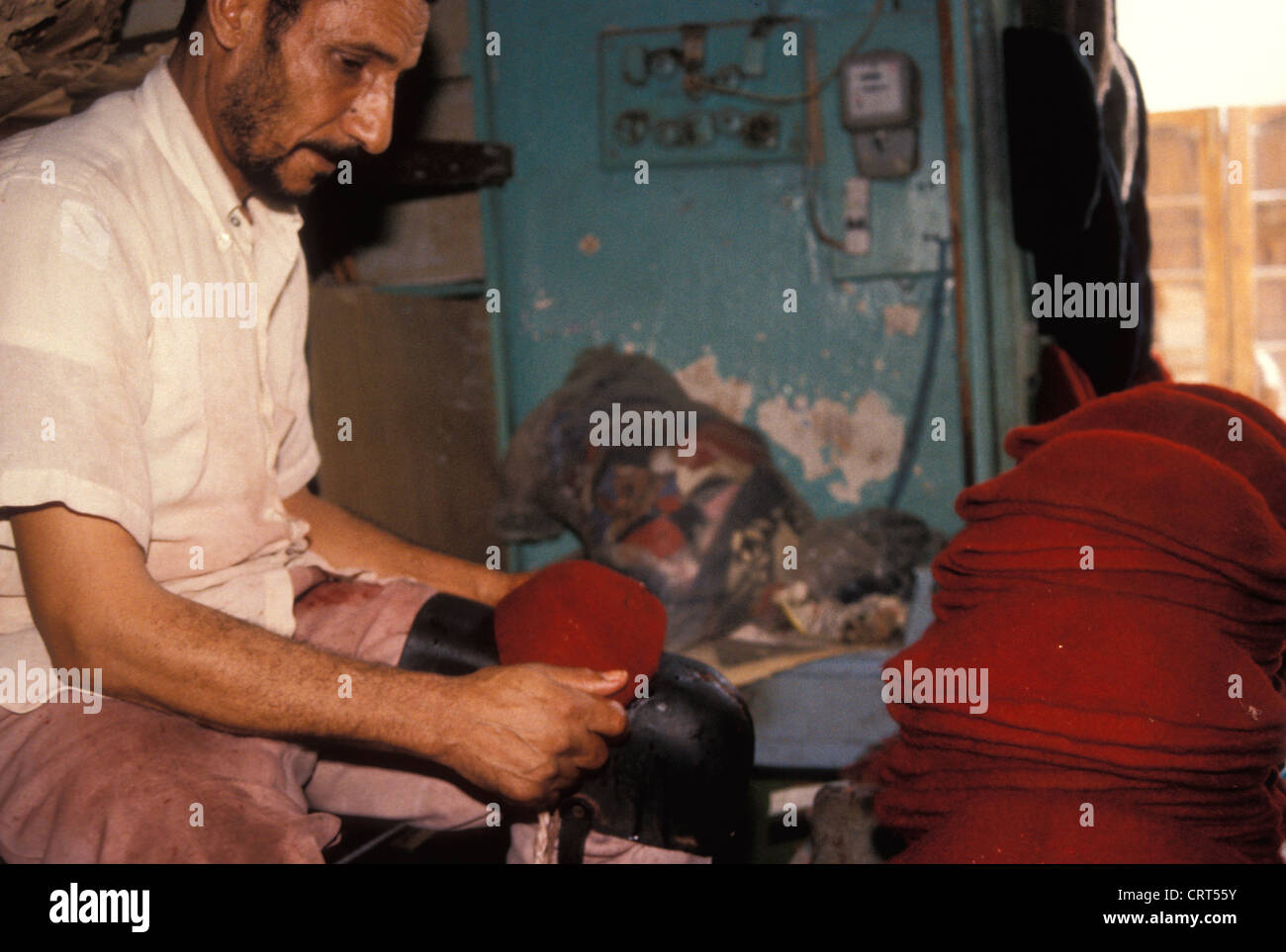 Artisan de fabrication de chechias ou de chapeaux de feutre à Tunis, Tunisie Banque D'Images