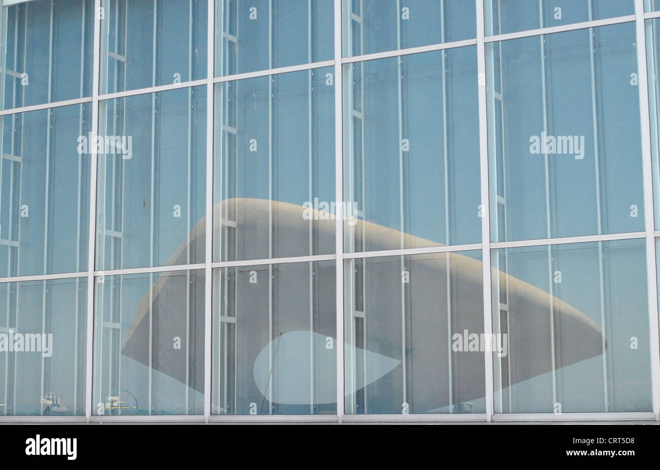 Reflet de la sculpture 'Signal' par Henri Georges Adam dans la fenêtre du Musée d'Art Moderne au Havre, en Normandie Banque D'Images