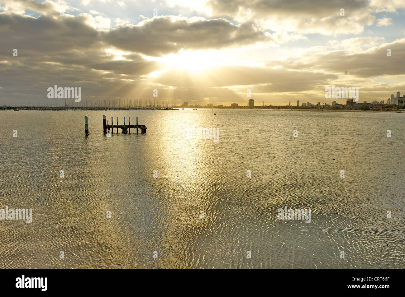 Vue depuis la jetée de St Kilda sur Port Phillip Bay pour les tours du quartier central des affaires de Melbourne, Victoria Banque D'Images